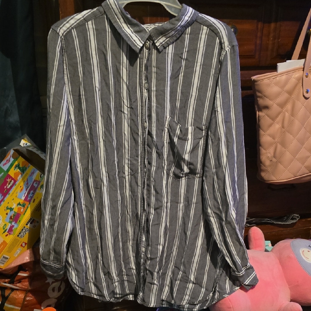 !!.         Young Men's  L.   Black and White Striped Shirt.   S2